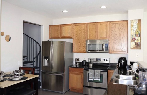 South Mountain House | Sports fans & Foodies King with Balcony, Queen, pool minutes to Golf & Airport