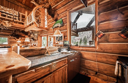 Mineral County Cabin | ⭐ Sportsman Dream Riverfront SKI PASS.Fireplace⭐