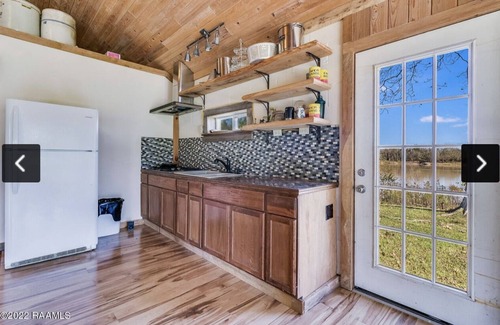 Lottie House | Sportsman's Paradise Secluded Home With Guest House.