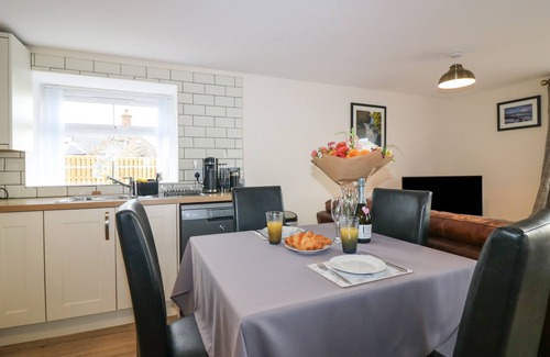 Kirriemuir Cottage | SPORTSMANS LODGE, pet friendly, with hot tub in Kirriemuir