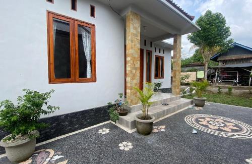 Kecamatan Pringgarata Hotel | SPOT ON 93441 Gians Homestay Near SMKN 2 Kuripan