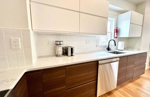 Arlington Apartment | Spotless and Modern Apt w/2Ba,W/D,King Bed,Parking