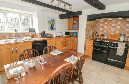 Sibford Gower Cottage | SPRING COTTAGE, pet friendly, with open fire in Banbury