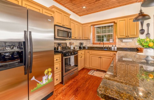 Hayesville Cabin | Spring is in the air. Cozy cabin 3b/3ba, views of the Smokies. Near Nantahala!