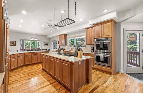 McCall House | Spring Mountain Manor - Amazing 7bd family gathering place in quiet wooded neighborhood
