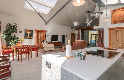 Totnes House | SPRINGFIELD FARM, pet friendly, with a garden in Halwell