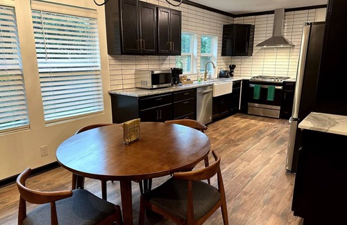 College Park House | Springhill Bungalow-cozy bungalow located in the Springhill area.nn