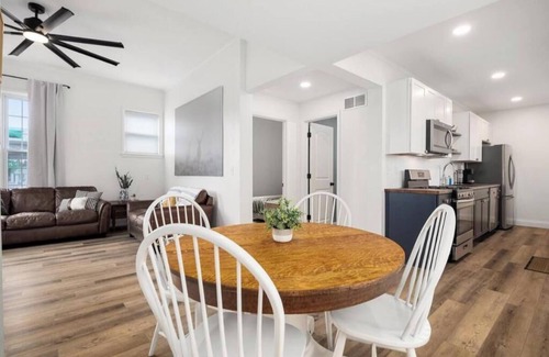 Washington House | Square Haven Duplex- Walk to Pubs Cafe & Ice Cream