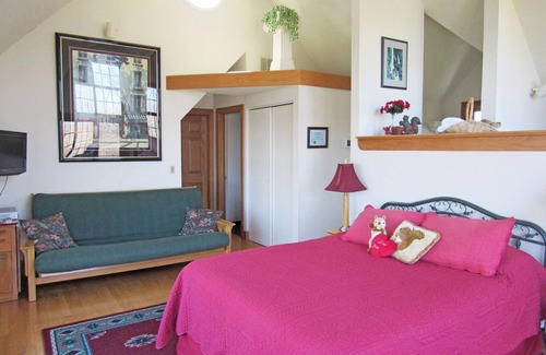 Burlington Bed & Breakfast | Squirrel's Nest Penthouse Suite, LLC
