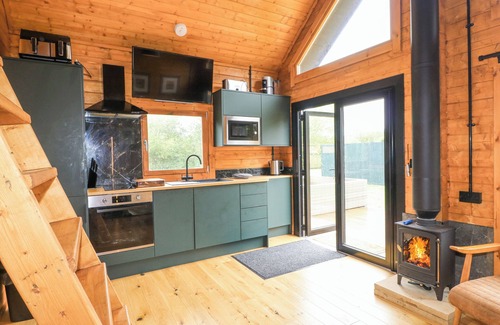 South Luffenham Cottage | SQUIRREL'S NEST, pet friendly, with hot tub in Edith Weston