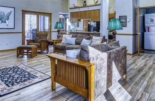 Davis House | SRL3-Very Private, Walk to Lakes! Hot tub! Pets ok!
