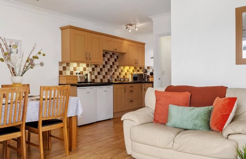 Wiseman's Bridge Apartment | St Helens Apartment 2 - Short Walk to Beach
