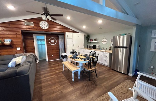 Satsuma Cabin | St. Johns River Cabin (Pet Friendly)