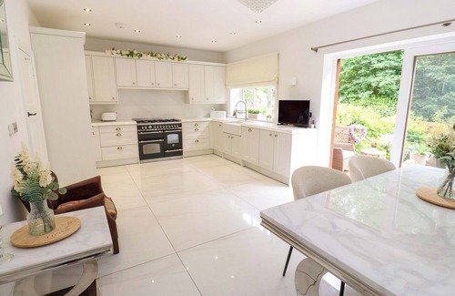 Saddleworth House | ST MARY'S HOUSE, pet friendly, with hot tub in Greenfield