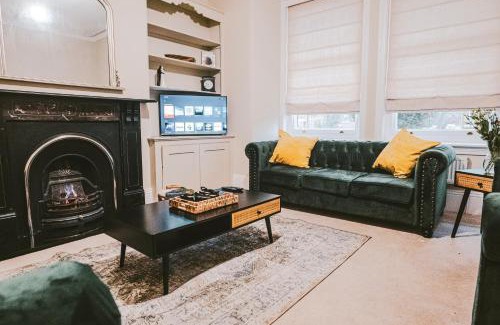 Gloucester House | St Michaels Town House - Elegant and Large Holiday Home in the Heart of Gloucester
