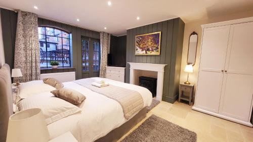 Gloucester House | St Michaels Town House - Elegant and Large Holiday Home in the Heart of Gloucester