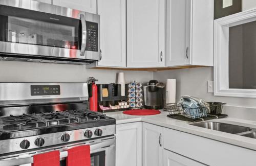 Midway Apartment | St Paul Fry Street Den Suite#1
