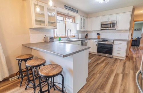 Ashwaubenon House | Stadium District Resch 3 BR Sleeps 8