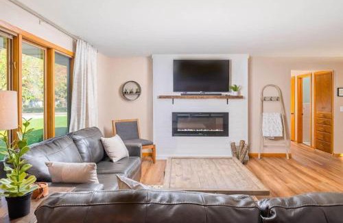 Ashwaubenon House | Stadium District Resch 3 BR Sleeps 8