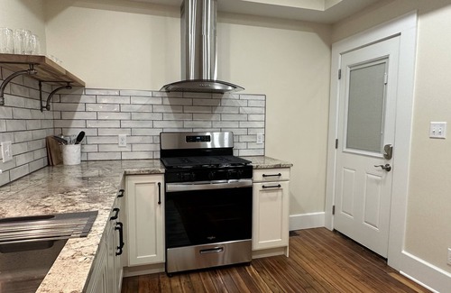 Babe Denny House | Stadium Stays #9 Downtown INDY, 5 minute walk to Lucas Oil Stadium Free Parking