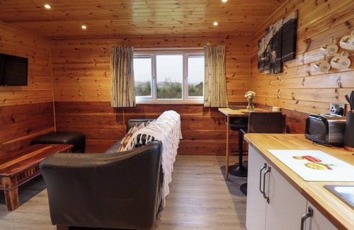 Llanfair Caereinion Cottage | STAG LODGE POD, pet friendly, with hot tub in Llanfair Caereinion