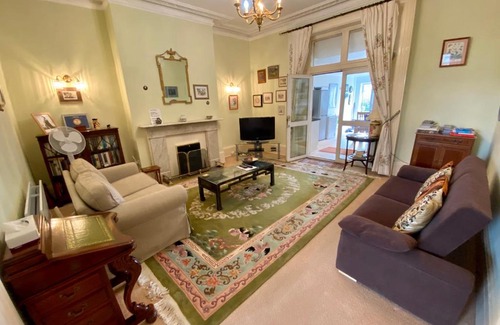 Staines Apartment | Staines Apartment - large entire property