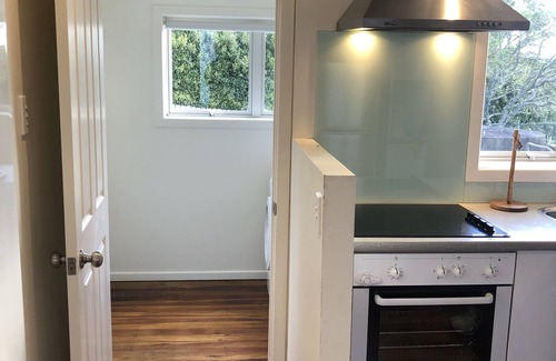 Auckland House | Stand-Alone Sunny Modern 3 Bedroom Home - North Shore
