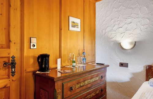 Tennenbronn Apartment | Standard 'Double Room 1' with Shared Garden, Balcony and Wi-Fi