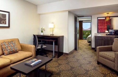 Camelback East Hotel | Standard King at Holiday Inn & Suites Airport North - Pool and Outdoor Dining