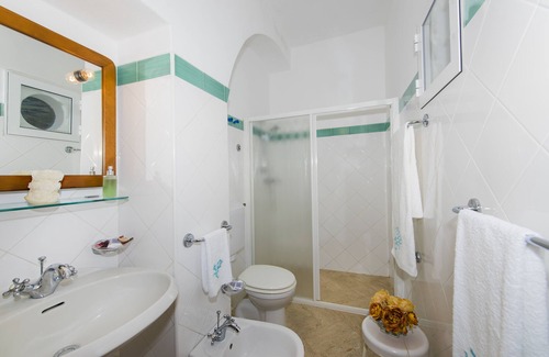 San Vincenzo Hotel | Standard Quadruple Room a few steps from the sea