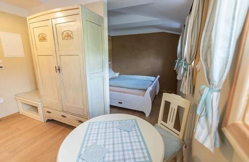 Mala Upa House | Stará škola