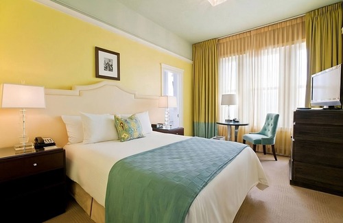 Goose Hollow Hotel | Star-Worthy Spaces near Forest Park and Pittock Mansion! with On-Site Restaurant
