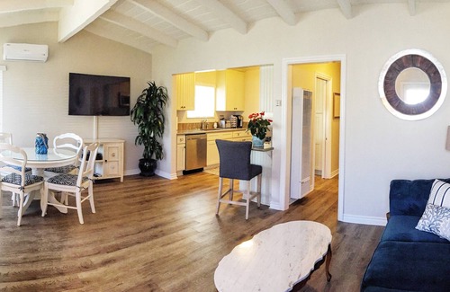 West Newport House | Starfish Cottage-Charm/Comfort, Remodeled, Clean, 1 Blk To Beach,2 Blks To Bay