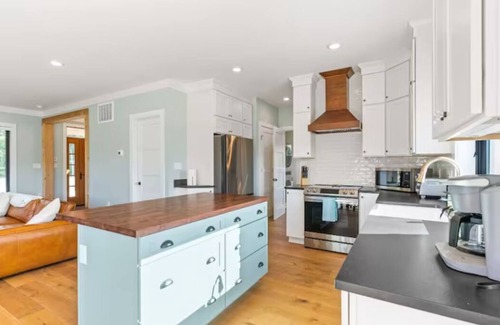 Roseland House | Stargaze on 12 Acres: Hot Tub 55"TV Fire Pit Grill
