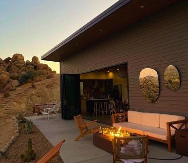 Yucca Valley House | Stargazer Cove FirePit, HotTub, Grill, Cowboy Tub