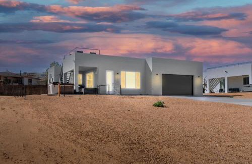Greenehaven House | Stargazer - Rooftop Deck Hot Tub and Telescope