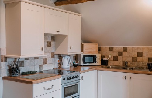 Westbrook Court Apartment | STARGAZER'S LOFT, romantic, character holiday cottage in Hay-On-Wye