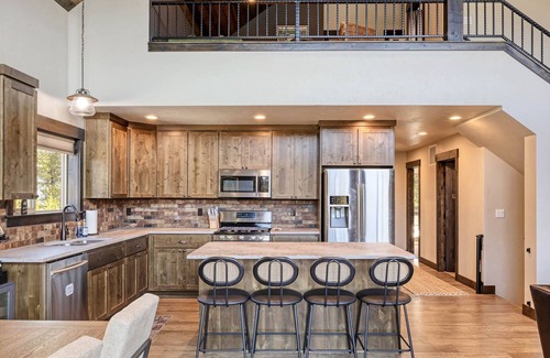 Crescent Ski Chalet | Stargazing~LuxuryChalet~MinstoWillamettePass~Theater~Arcade~CraterLake~3KingBeds