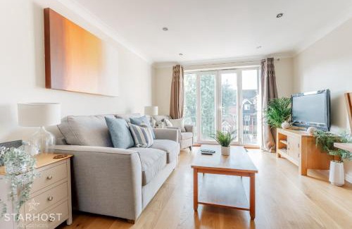 Newbury Apartment | StarHost Residences - Modern 2 bed apartment at Imperial Court, Newbury