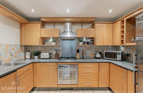 Newbury Apartment | StarHost Residences - Modern 2 bed apartment at Imperial Court, Newbury