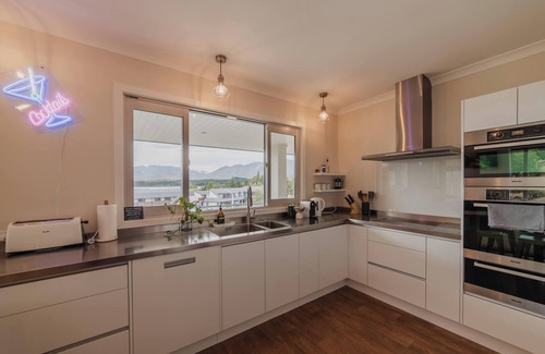 Lake Tekapo House | Starlight Lakevista Vista - 5BR Hideaway & Hot Tub