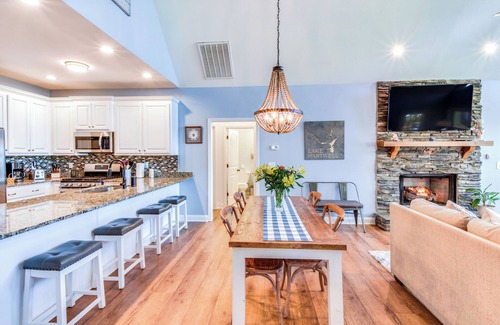 Dewy Rose House | Starr Rental on Lake Hartwell: Deck & Water View!