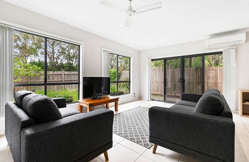 Pialba House | Stars on Torquay