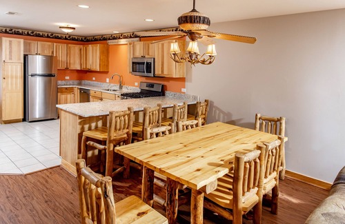 Oglesby House | Starved Rock Cabin Sleeps 9