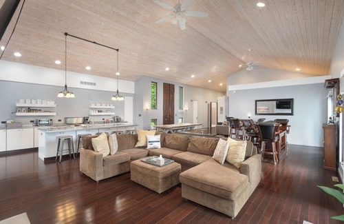 Ottawa House | Starved Rock Retreat - Private, Gated Entrance, 5 min from State Parks!