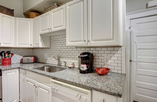 Historic District - North Condo | State Street Retreat, Parking Pass Provided-Cool and Easy in the Downtown