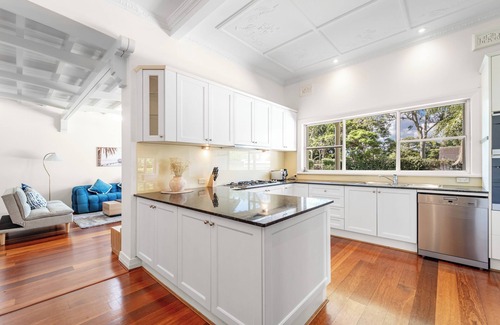 Strathfield House | Stathfield Stylish 6br house with Pool/Tennis