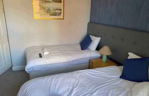 Beeston Hotel | Station Road - Contemporary 1bedroom Flat with 2 single bed & ensuite bath
