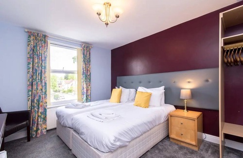 Beeston Hotel | Station Road - Contemporary 1bedroom Flat with 2 single beds & ensuite bath