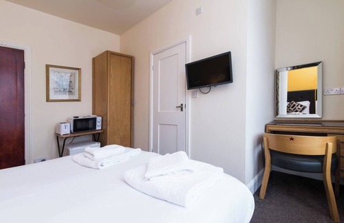 Beeston Hotel | Station Road - Contemporary 1bedroom Flat with 1 double bed & ensuite bath